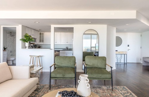 Rush and Division Apartment | Luxury Designer Penthouse West |Pool| Gold Coast
