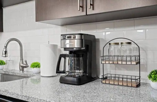 North Hyde Park Apartment | Luxury Downtown APT | Pool/Gym/Free Parking & more
