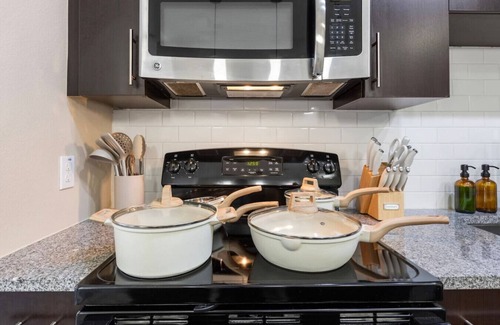 North Hyde Park Apartment | Luxury Downtown Getaway | Pool, Gym, FREE Parking