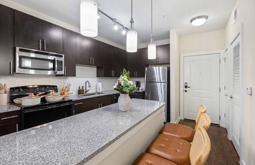 North Hyde Park Apartment | Luxury Downtown Getaway | Pool, Gym, FREE Parking