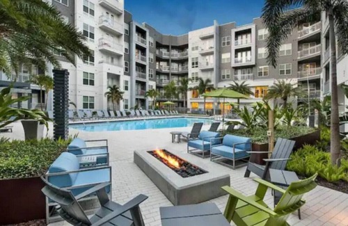 North Hyde Park Apartment | Luxury Downtown Getaway | Pool, Gym, FREE Parking