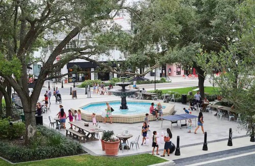 Courier City - Oscawana Apartment | Luxury Downtown Getaway | Pool, Gym, FREE Parking