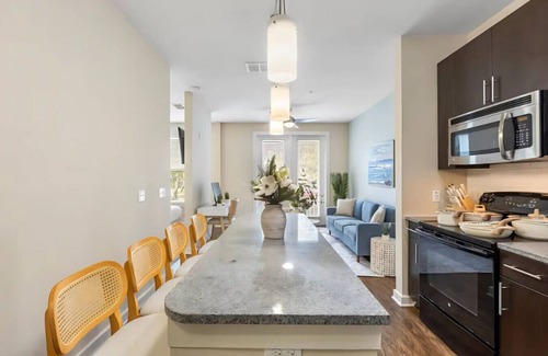 North Hyde Park Apartment | Luxury downtown retreat | Pool, Gym & Free Parking