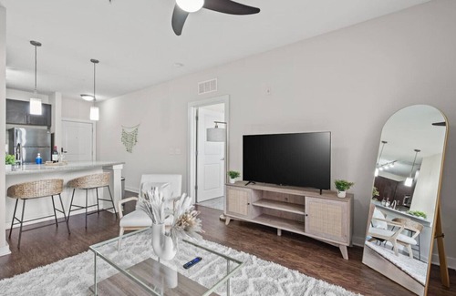 Courier City - Oscawana Apartment | Luxury Downtown Stay | Pool, Gym & Free Parking!