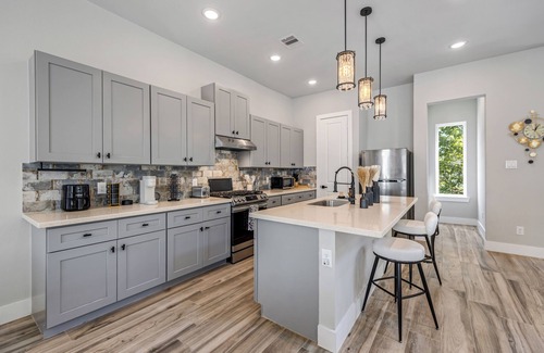 Greater Heights House | Luxury Downtown Stay With 3BR+4BTHR & Free Parking