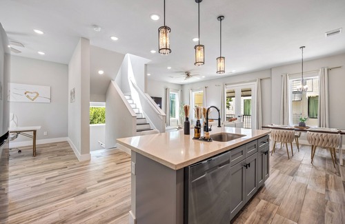 Greater Heights House | Luxury Downtown Stay With 3BR+4BTHR & Free Parking