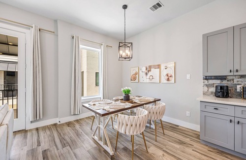 Greater Heights House | Luxury Downtown Stay With 3BR+4BTHR & Free Parking