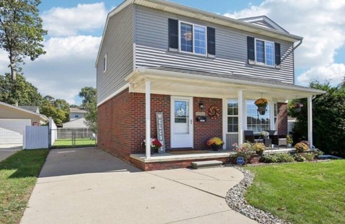 Madison Heights House | Luxury Dream Home With 65'TV, Gym,Massage Chair,BBQ Grill,Deck,Fenced Backyard