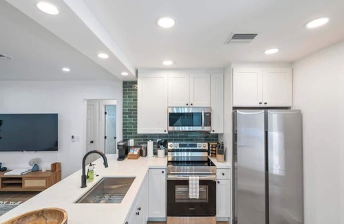 Lake Ridge Apartment | Luxury Escape: Close to beach, heavenly beds