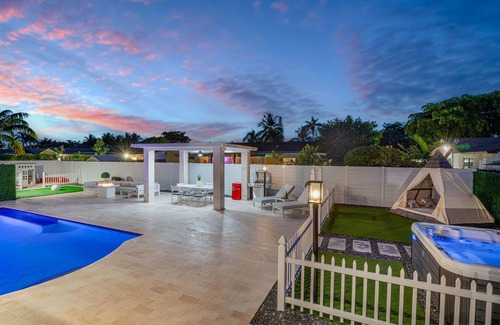 Cutler Bay Villa | Luxury Escape: Pool, Hot Tub, Gym and More! by RedAwning