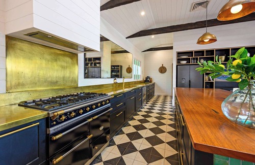 Bangalow House | Luxury Estate, Pool & Pet Friendly l Nova Escapes