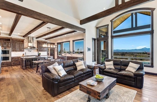 Powell Butte House | Luxury Exclusive Home on 1.3 acres w/Breathtaking Mountain Views & Private Pool