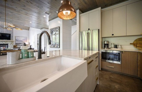 Broken Bow Cabin | Luxury Fall Stay | Heated Pool + Hot Tub