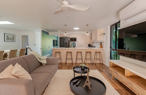 Oxenford House | Luxury family and friends escape - 5 minutes from theme parks, 20 mins to beach