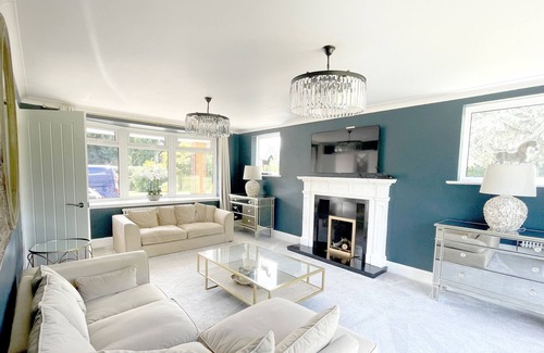Thorne House | Luxury Family Home in 1 Acre of Manicured Grounds