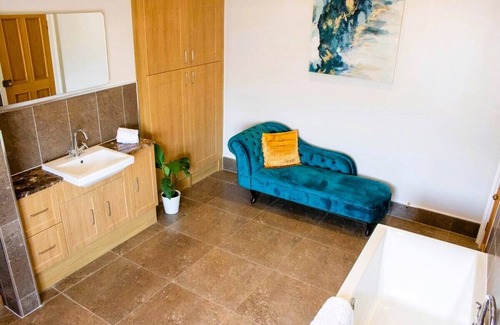 Wressle Other | Luxury Farmhouse:Padel court/Hot tub/pool table/fire pit. Central meet up point.