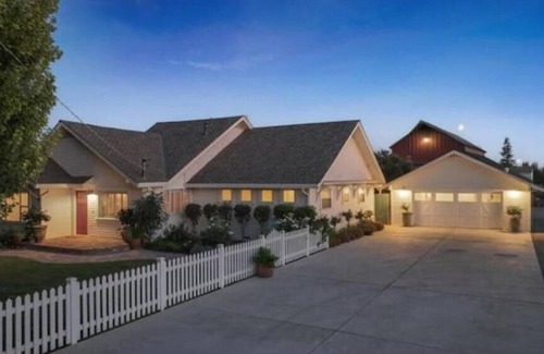 Ripon House | Luxury Farmhouse Retreat in Almond Country