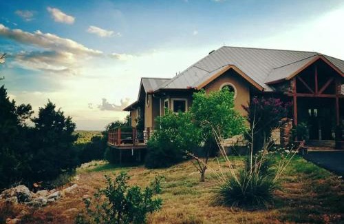 New Braunfels House | Luxury Four-Bedroom Cabin Rental with a Fireplace in New Braunfels, Texas