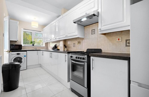 Great Barr House | Luxury Four Bedroom House - Garden - Parking - Great Barr