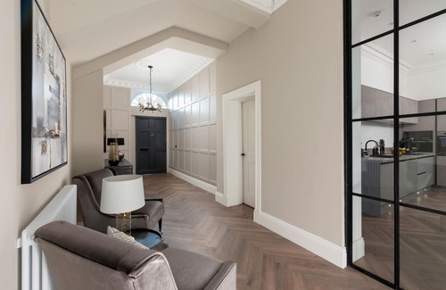 Leith Apartment | Luxury Georgian City Retreat - Hot Tub - Patio