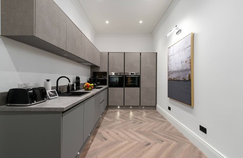 Leith Apartment | Luxury Georgian City Retreat - Hot Tub - Patio