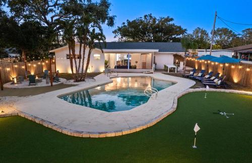 Seminole House | Luxury Getaway - Sleeps 12 Pool HTD Beach Closeby