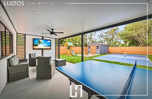 Miami Gardens House | Luxury Getaway with Retreat Heated pool and Jacuzzi L31