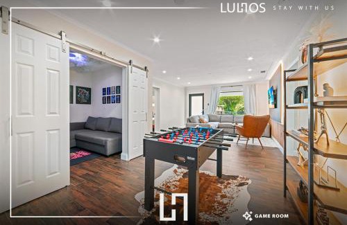 Miami Gardens House | Luxury Getaway with Retreat Heated pool and Jacuzzi L31