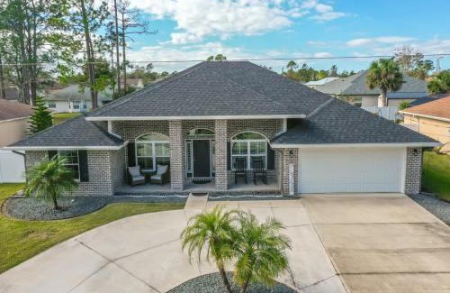 Palm Harbor House | Luxury Heated Pool & Spa Fenced Yard & Beach Gear