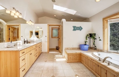 Round Hill Village House | Luxury Home | Chef's Kitchen & Hot Tub | Sleeps 10