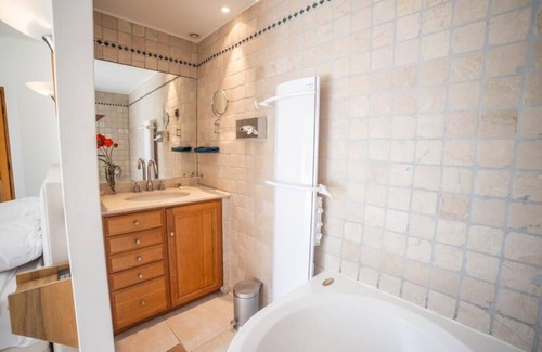 Montferrier-sur-Lez Apartment | Luxury Home -Villa-Pool-Jacuzzi-Family- pool table
