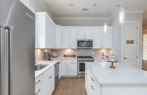 Olde Town House | Luxury Home in Old Town Bluffton + FREE Golf Cart. Sleeps 8 - Downtown location
