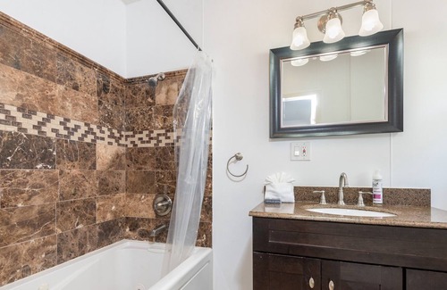 The Flats House | Luxury Home in WEHO 5BD with Private Jacuzzi - Sleep 16