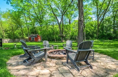 Fox Valley House | Luxury Home w/4Kings, Firepit