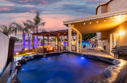 Phoenix House | Luxury home w/Heated Pool & Hot Tub | Pool Table | King Beds | Fire Pit & Grill
