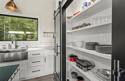Campton Apartment | Luxury/Hot-Tub/WiFi - A Red River Barnhouse