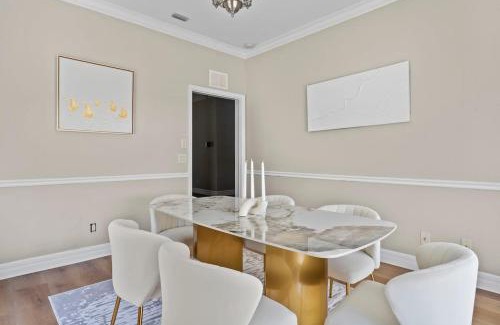 Gillespie Park House | Luxury House Walking Distance to Ocean - Sleeps 12