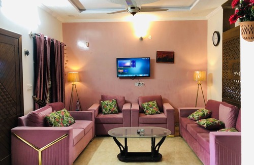 Bahria Town House | Luxury house with 4 bedrooms and free parking