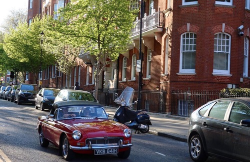 Royal Borough of Kensington and Chelsea Apartment | Luxury Kensington Apartment - 1 minute walk to High Street Kensington Station!