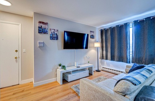 O'Hare Apartment | Luxury King Bed Remodeled Safe Chicago Condo