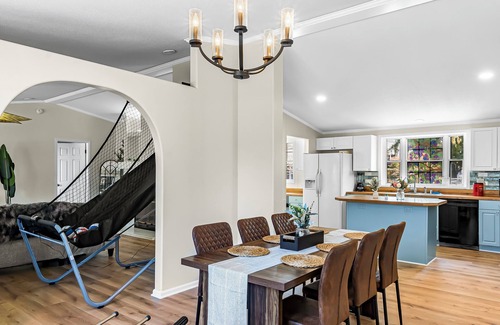 Terrell House | Luxury Lakeview 3BR w/Outdoor Deck, Basketball, Vinyls, Games in Lake Norman