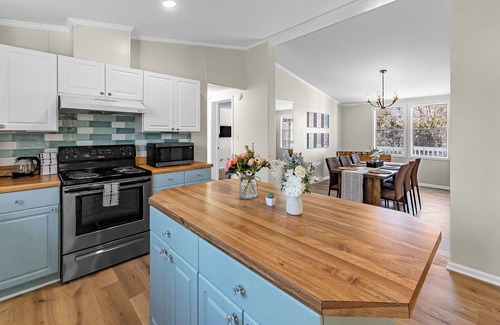 Terrell House | Luxury Lakeview 3BR w/Outdoor Deck, Basketball, Vinyls, Games in Lake Norman