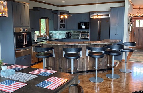 Breezy Point House | Luxury Lake Front Cabin on Ossawinnamakee, 2023 25ft Pontoon & Hot Tub