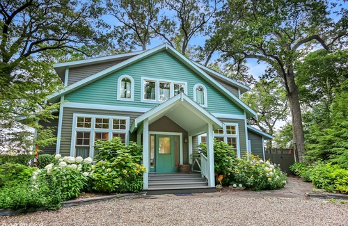 Union Pier House | LUXURY Lakefront Property on Private Beach with Stunning Lake Views and Sunsets