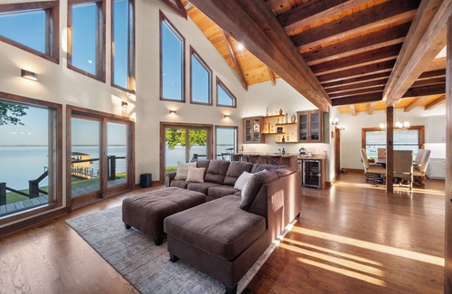 Streetman House | Luxury Lakehouse with Stunning Sunsets, a Private Spa, Home Gym, Gameroom & More