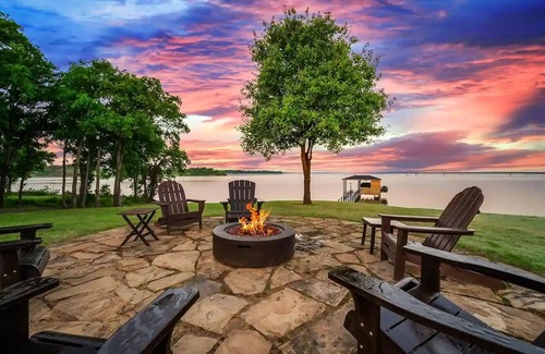 Streetman House | Luxury Lakehouse with Stunning Sunsets, a Private Spa, Home Gym, Gameroom & More