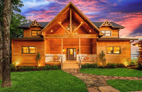 Streetman House | Luxury Lakehouse with Stunning Sunsets, a Private Spa, Home Gym, Gameroom & More