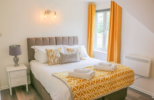 South Cerney Cabin | Luxury lakeside lodge with Hot Tub, Kayak and BBQ