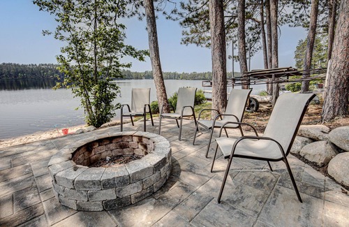 Tomahawk Cabin | Luxury Lakeside Lodge on Beautiful Somo Lake