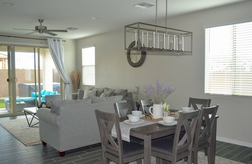 Avondale House | Luxury Large New Build 10 minutes from Glendale State Farm Stadium